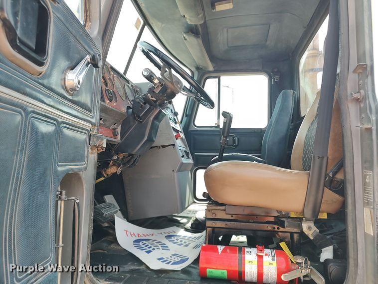 image for item LU9237 1996 Mack CH600  semi truck