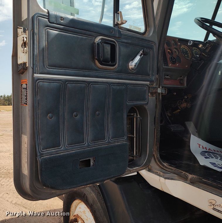 image for item LU9237 1996 Mack CH600  semi truck