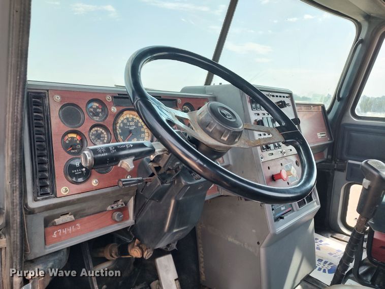 image for item LU9237 1996 Mack CH600  semi truck