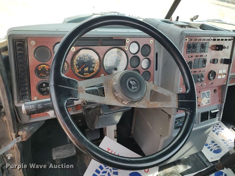 image for item LU9237 1996 Mack CH600  semi truck