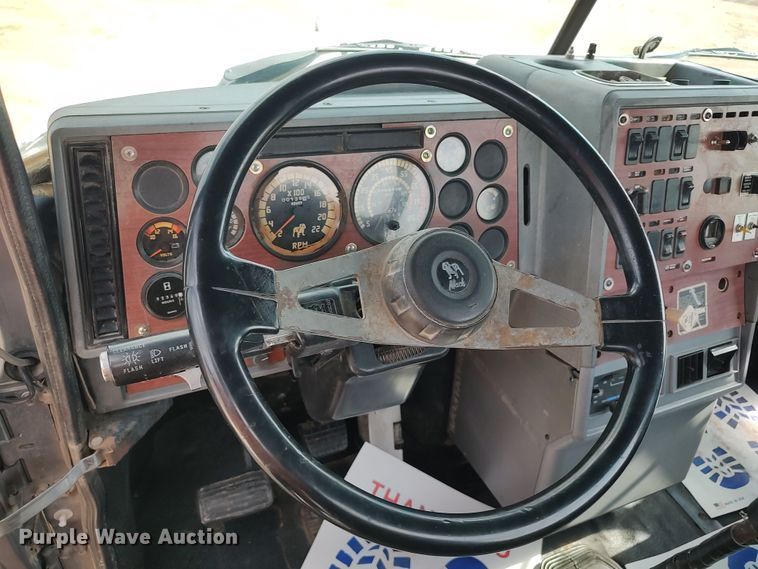 image for item LU9237 1996 Mack CH600  semi truck