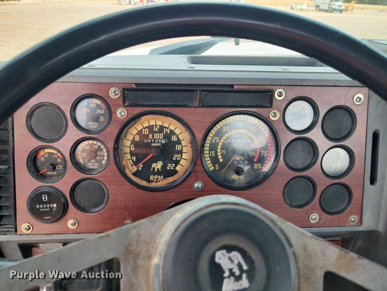 image for item LU9237 1996 Mack CH600  semi truck