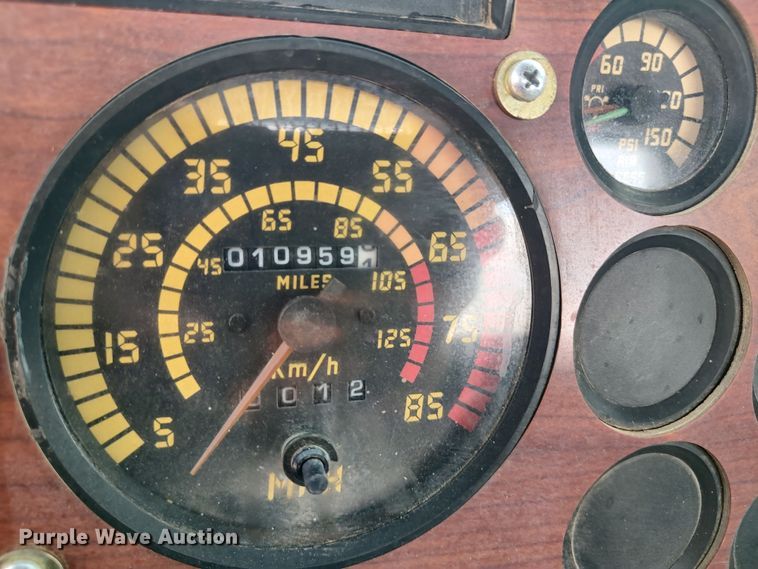 image for item LU9237 1996 Mack CH600  semi truck