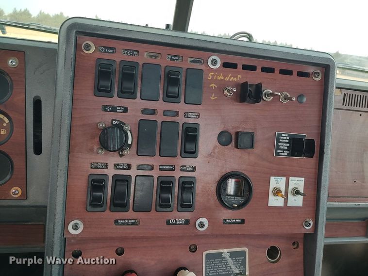 image for item LU9237 1996 Mack CH600  semi truck