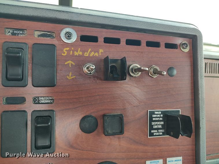 image for item LU9237 1996 Mack CH600  semi truck