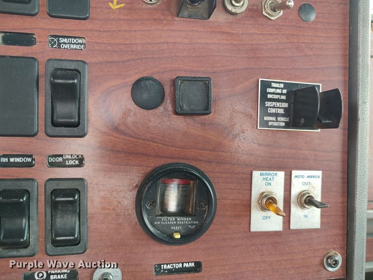 image for item LU9237 1996 Mack CH600  semi truck