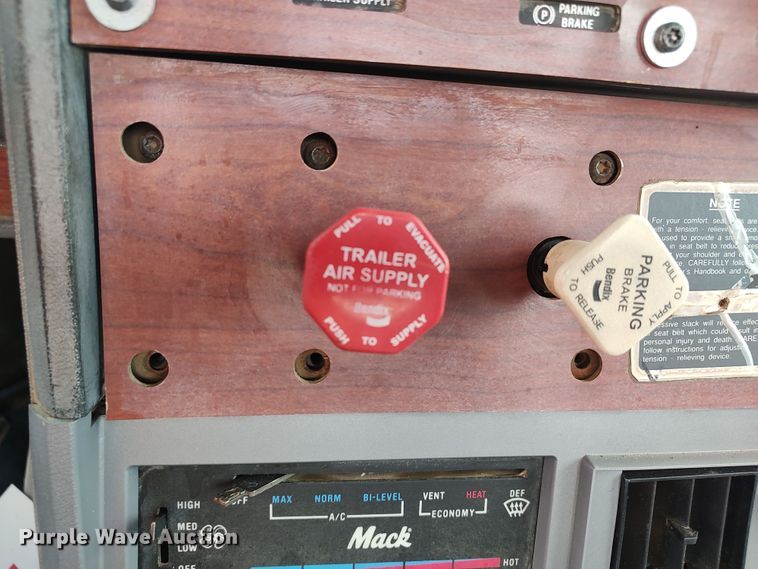 image for item LU9237 1996 Mack CH600  semi truck