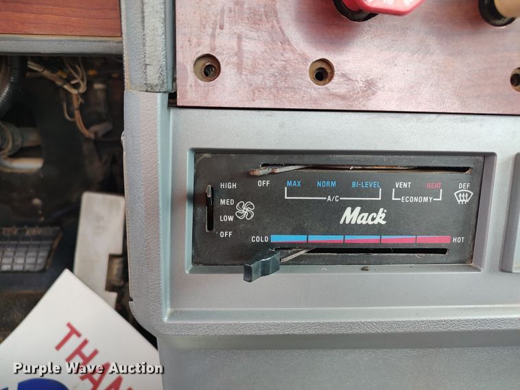 image for item LU9237 1996 Mack CH600  semi truck