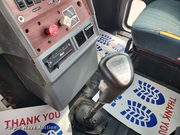 image for item LU9237 1996 Mack CH600  semi truck