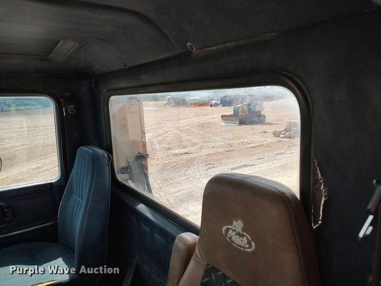 image for item LU9237 1996 Mack CH600  semi truck