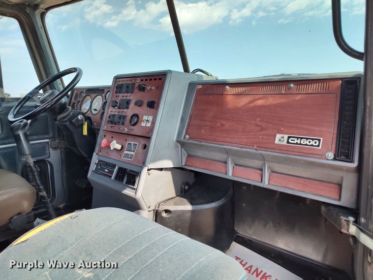 image for item LU9237 1996 Mack CH600  semi truck