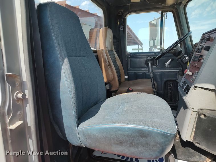 image for item LU9237 1996 Mack CH600  semi truck