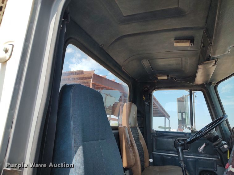 image for item LU9237 1996 Mack CH600  semi truck