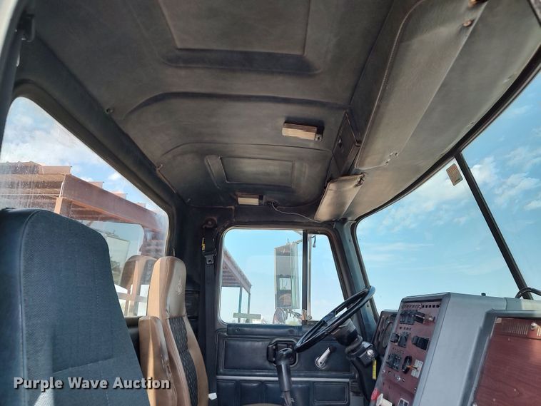 image for item LU9237 1996 Mack CH600  semi truck