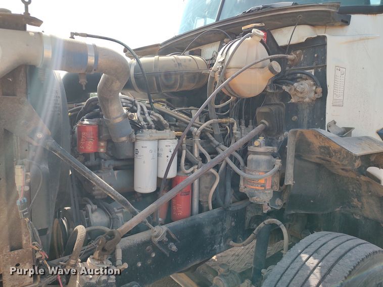 image for item LU9237 1996 Mack CH600  semi truck