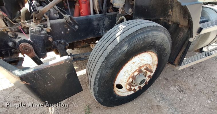 image for item LU9237 1996 Mack CH600  semi truck