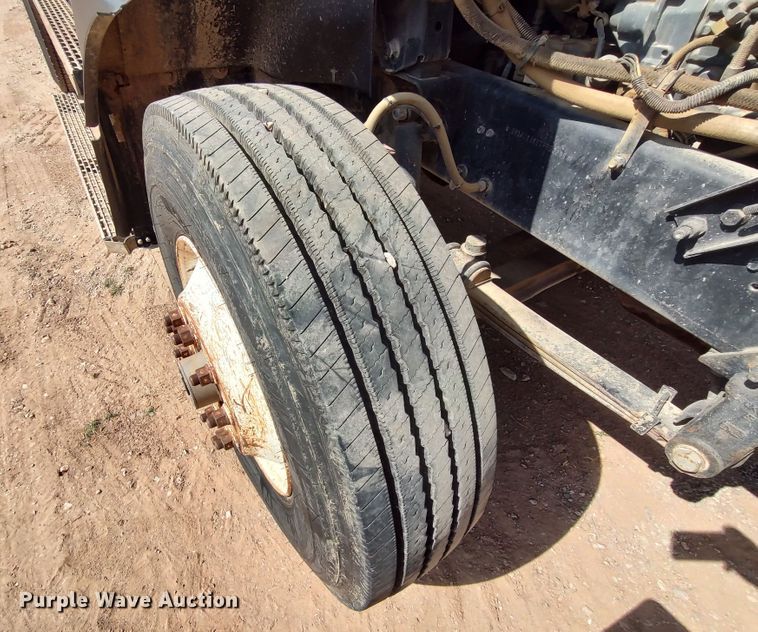 image for item LU9237 1996 Mack CH600  semi truck