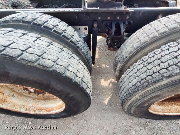 image for item LU9237 1996 Mack CH600  semi truck