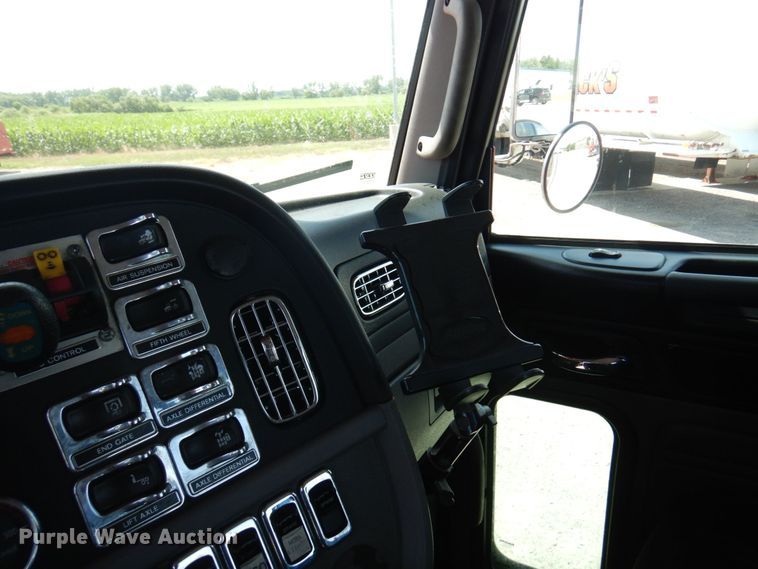 image for item MF9722 2012 Peterbilt 388  semi truck