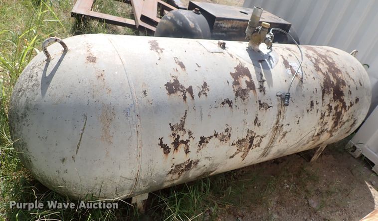 image for item DF5018 (2) propane tanks