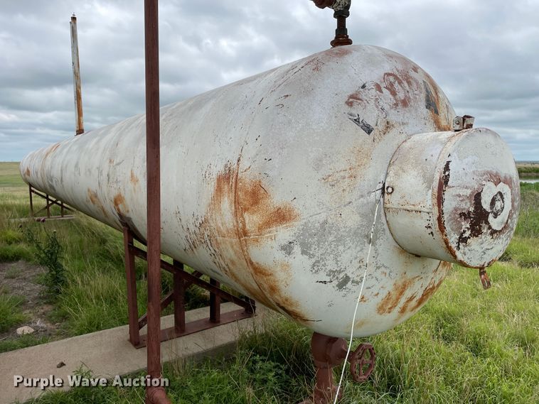 image for item DJ5214 (2) propane tanks