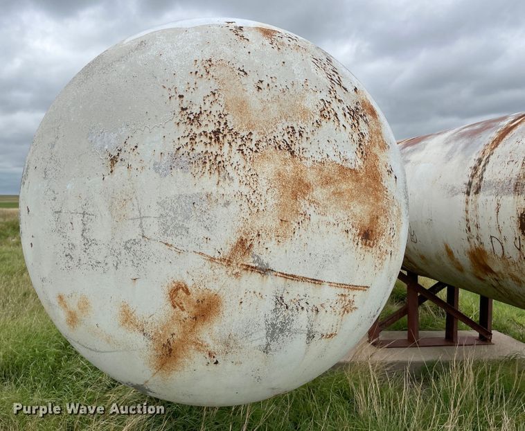 image for item DJ5214 (2) propane tanks