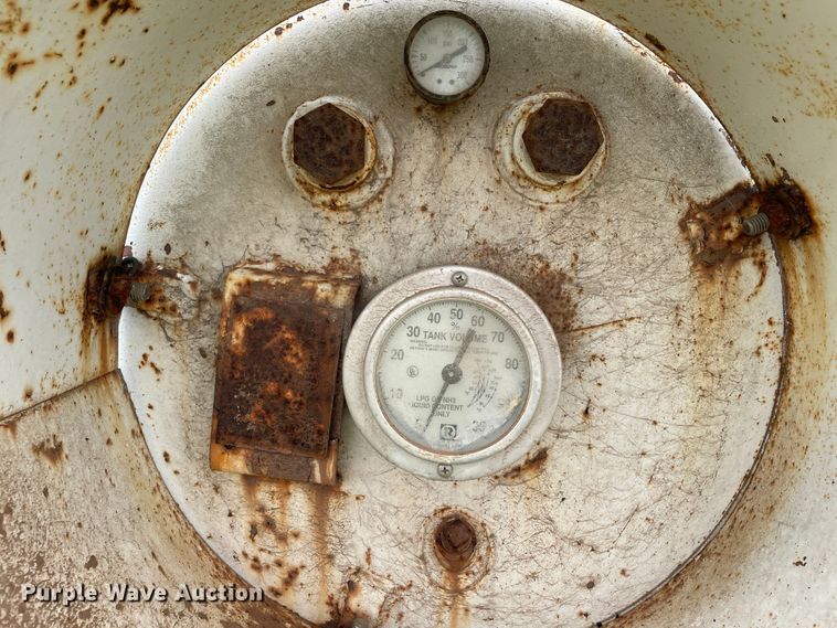 image for item DJ5214 (2) propane tanks