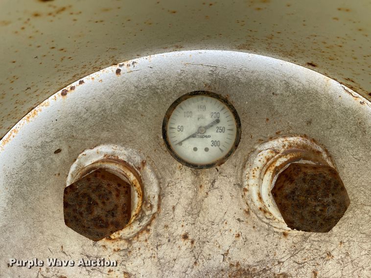 image for item DJ5214 (2) propane tanks