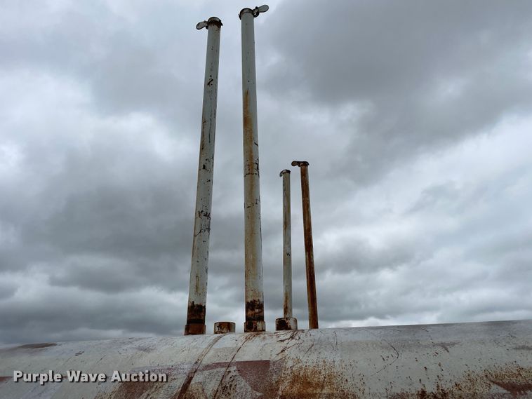 image for item DJ5214 (2) propane tanks