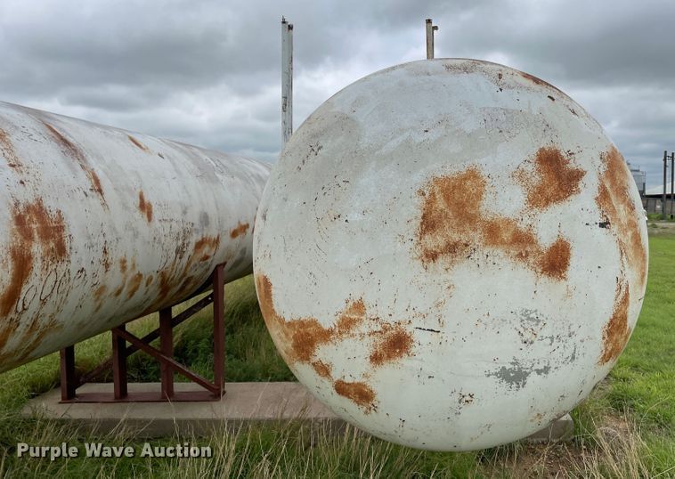 image for item DJ5214 (2) propane tanks