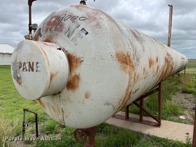 image for item DJ5214 (2) propane tanks