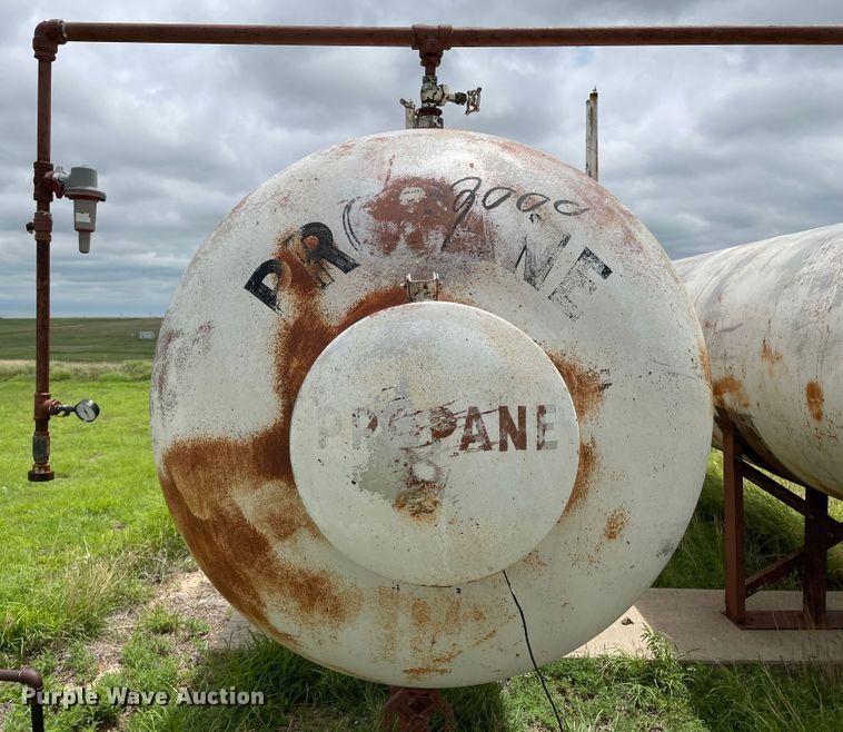 image for item DJ5214 (2) propane tanks