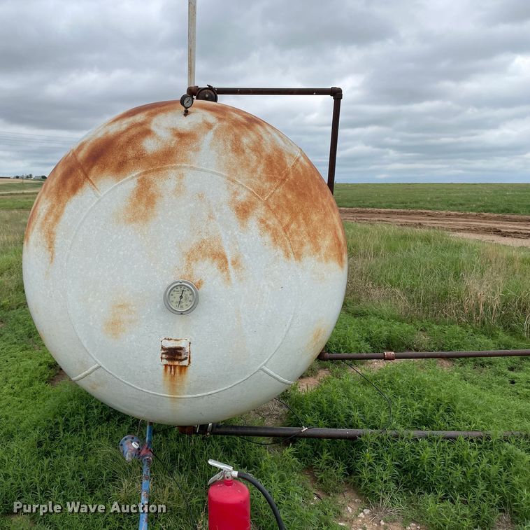 image for item DJ5216 1986 Riley Beard  propane tank