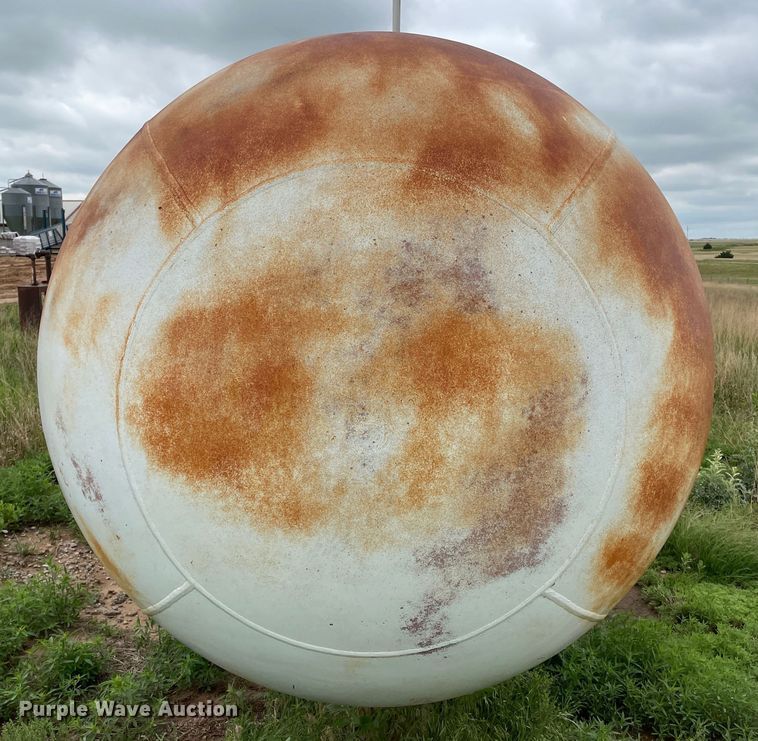 image for item DJ5216 1986 Riley Beard  propane tank