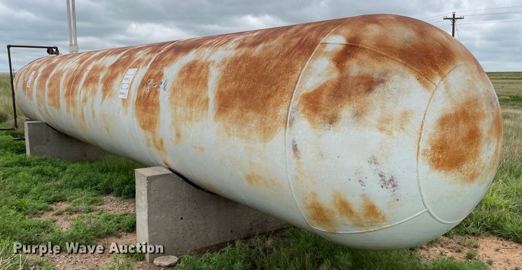 image for item DJ5216 1986 Riley Beard  propane tank