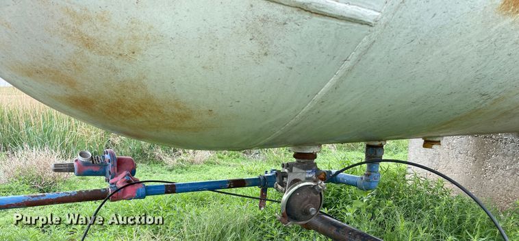 image for item DJ5216 1986 Riley Beard  propane tank