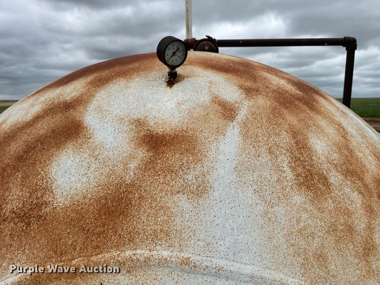 image for item DJ5216 1986 Riley Beard  propane tank