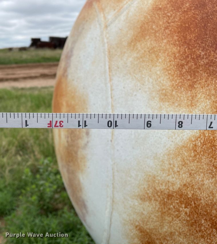 image for item DJ5216 1986 Riley Beard  propane tank