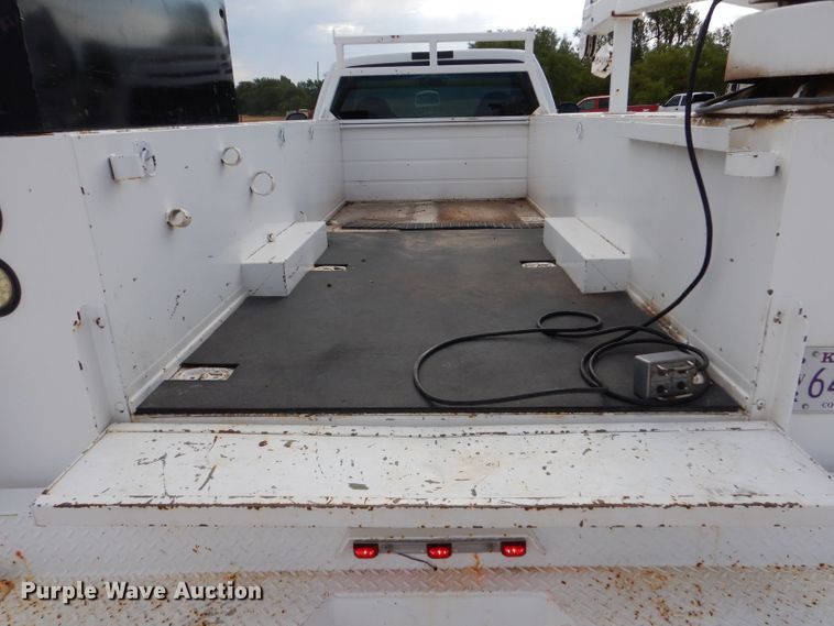 image for item DJ7669 1999 Ford F450 Super Duty XLT  utility / service truck