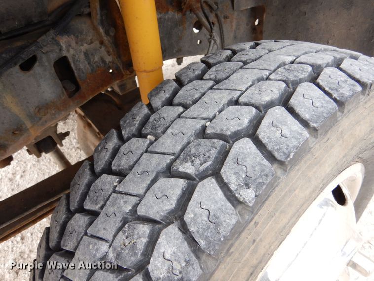 image for item DJ7669 1999 Ford F450 Super Duty XLT  utility / service truck