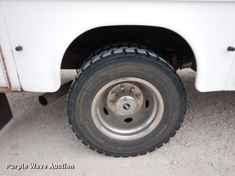 image for item DJ7669 1999 Ford F450 Super Duty XLT  utility / service truck