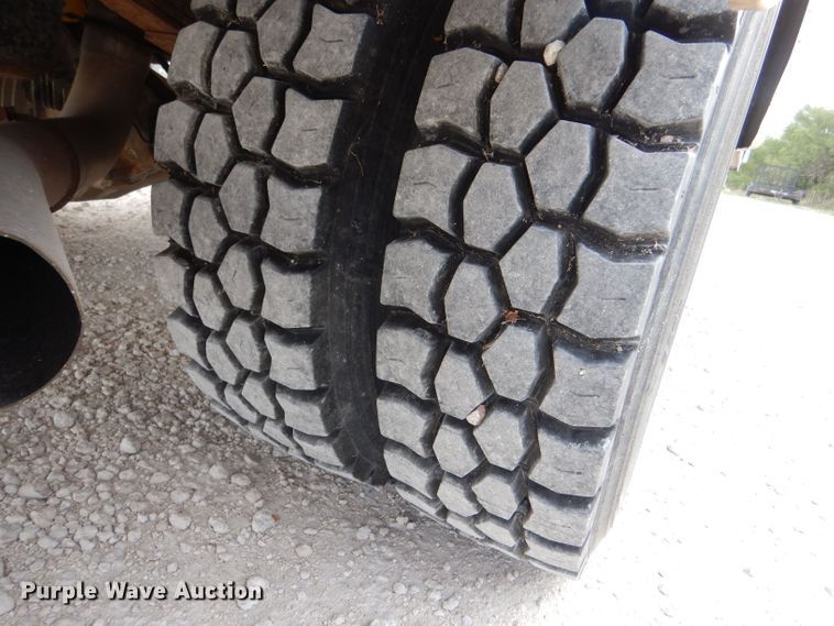 image for item DJ7669 1999 Ford F450 Super Duty XLT  utility / service truck