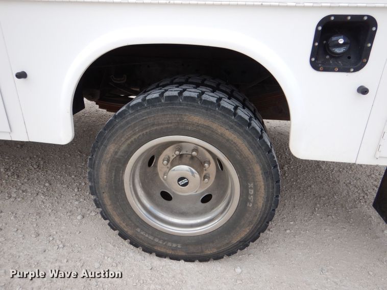 image for item DJ7669 1999 Ford F450 Super Duty XLT  utility / service truck