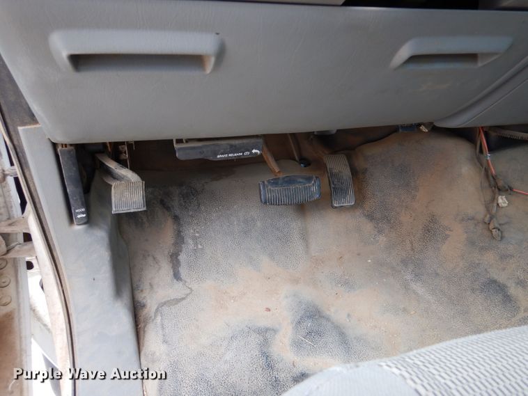 image for item DJ7670 2005 Ford F450 Super Duty XL  flatbed truck