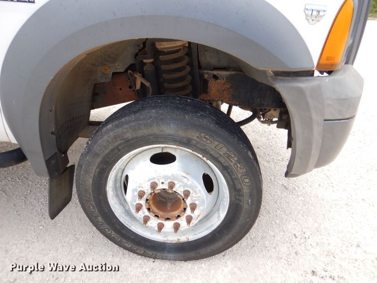 image for item DJ7670 2005 Ford F450 Super Duty XL  flatbed truck