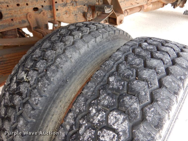 image for item DJ7670 2005 Ford F450 Super Duty XL  flatbed truck