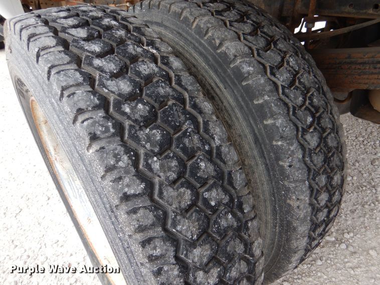 image for item DJ7670 2005 Ford F450 Super Duty XL  flatbed truck