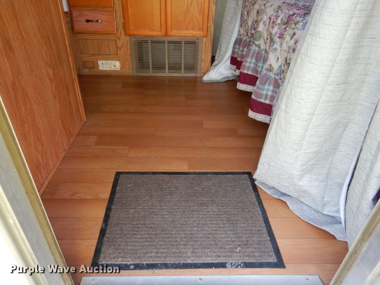 image for item DK2019 2004 Gulf Stream Kingsport  camper