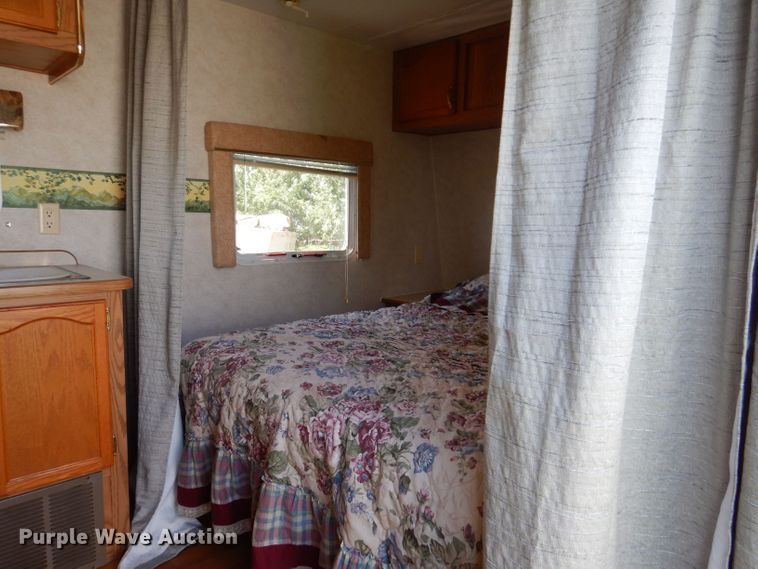 image for item DK2019 2004 Gulf Stream Kingsport  camper