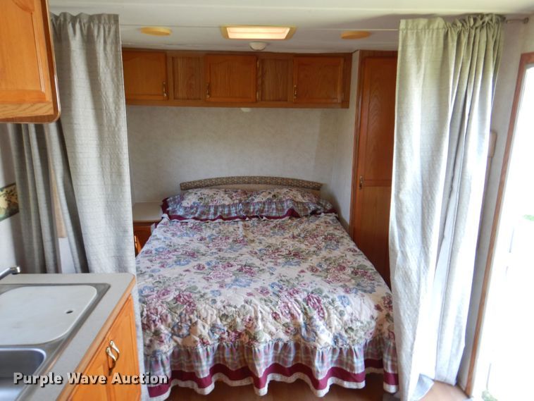 image for item DK2019 2004 Gulf Stream Kingsport  camper